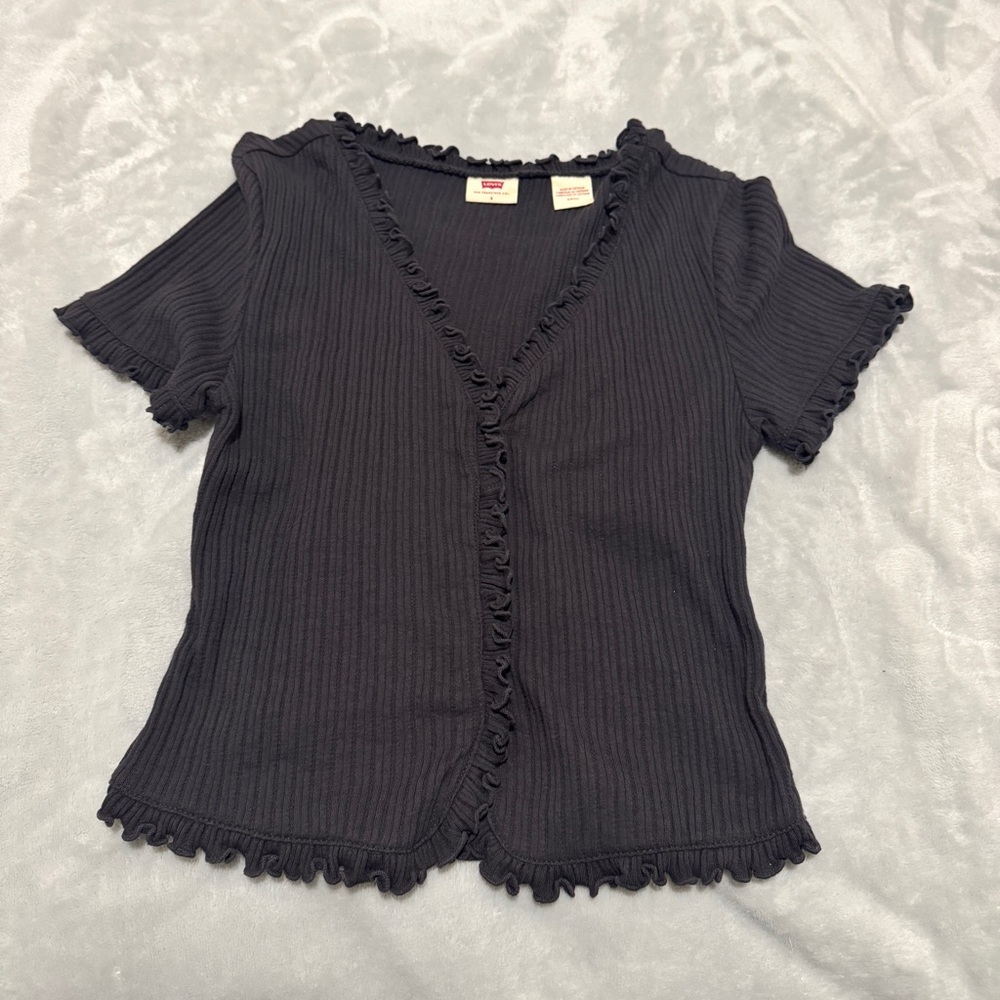 dark grey levi’s ruffled top